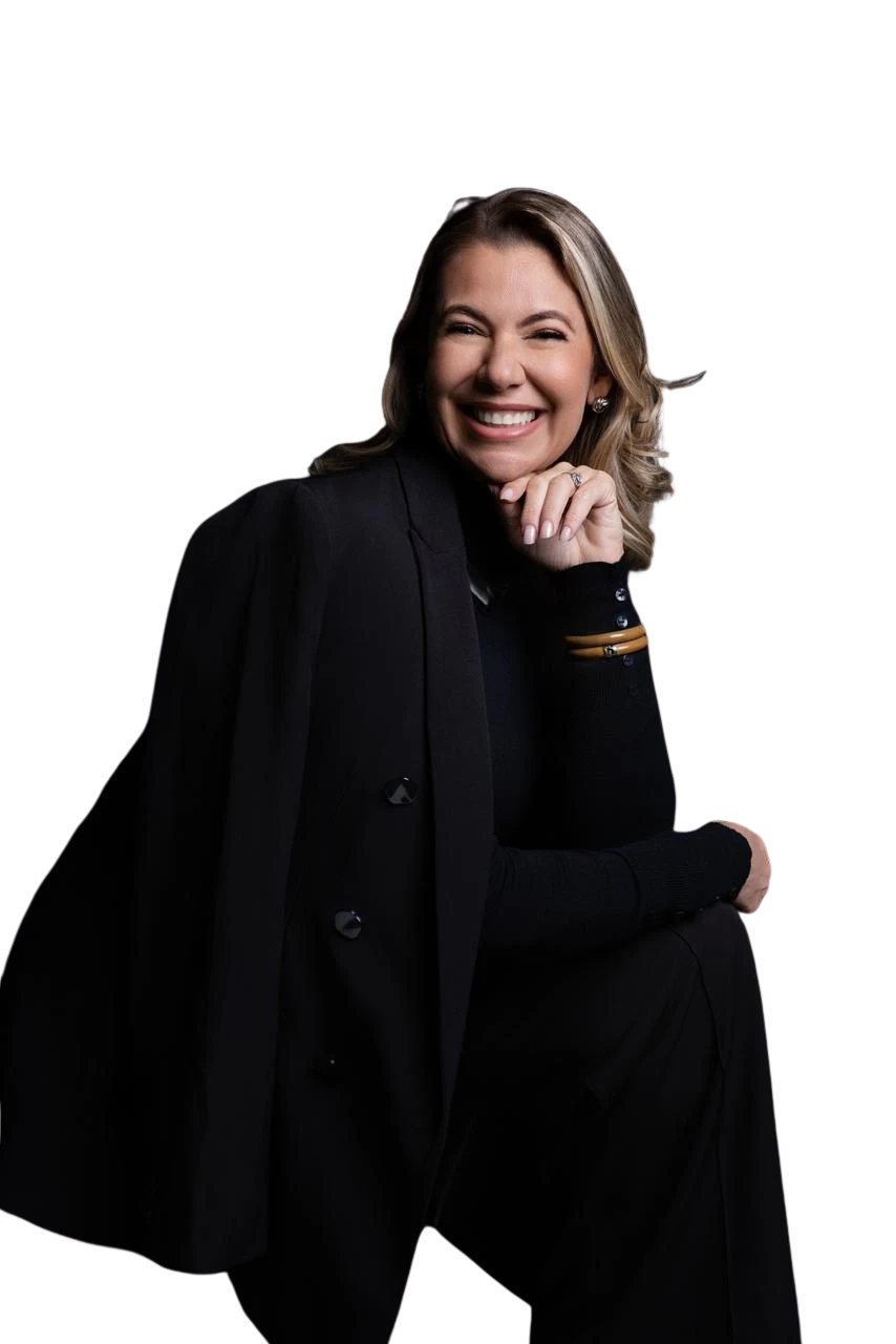 Aline Vasconcelos sorrindo, vestida de preto